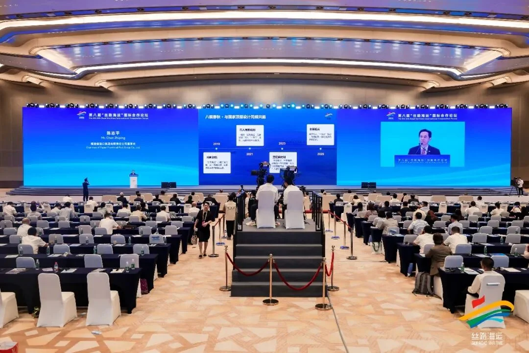 Un ponente presenta durante el foro una cronología de ocho años de Silk Road Maritime, de 2018 a 2026.